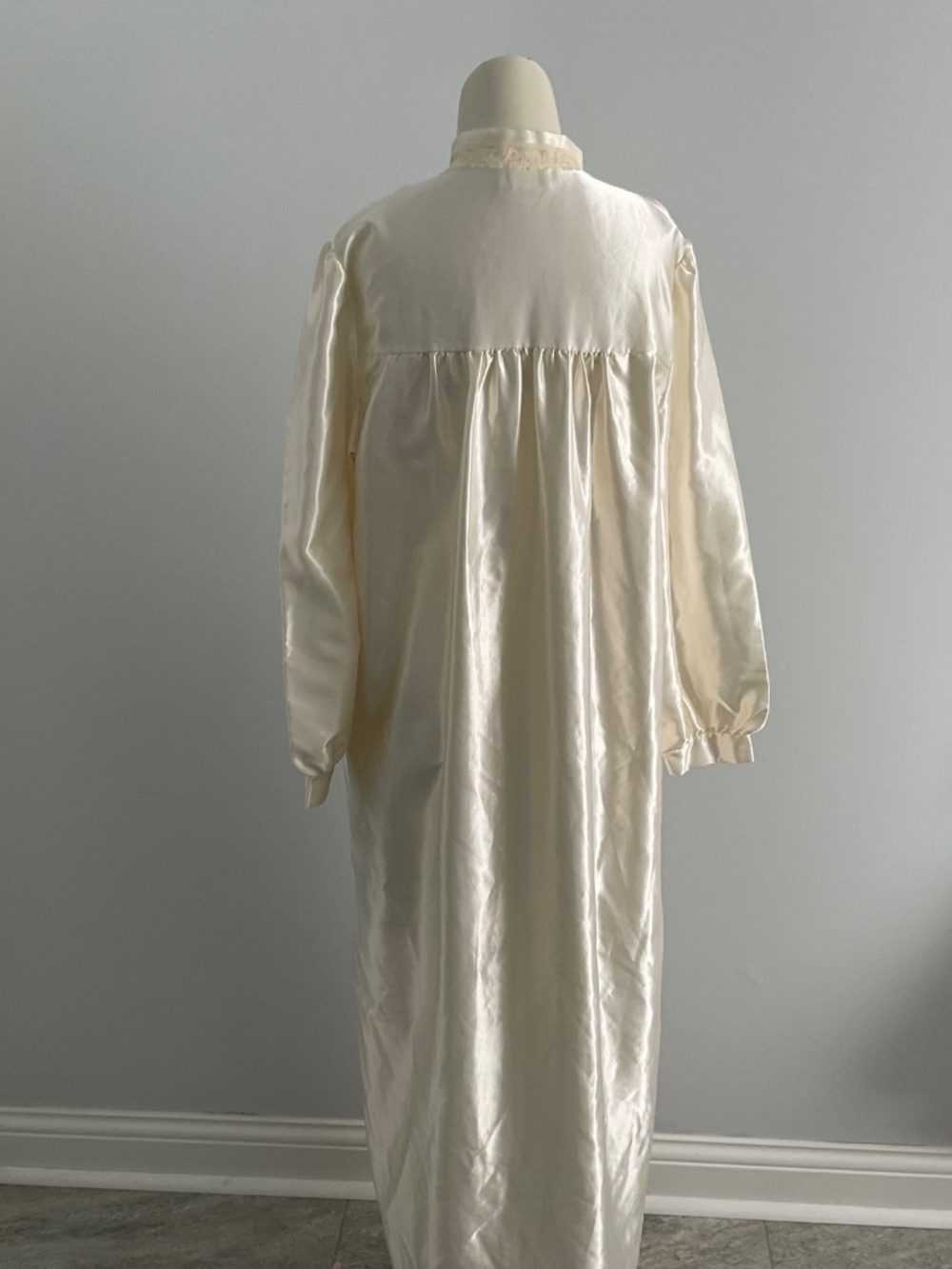 Barbizon cream night gown,M. - Picture 6 of 7